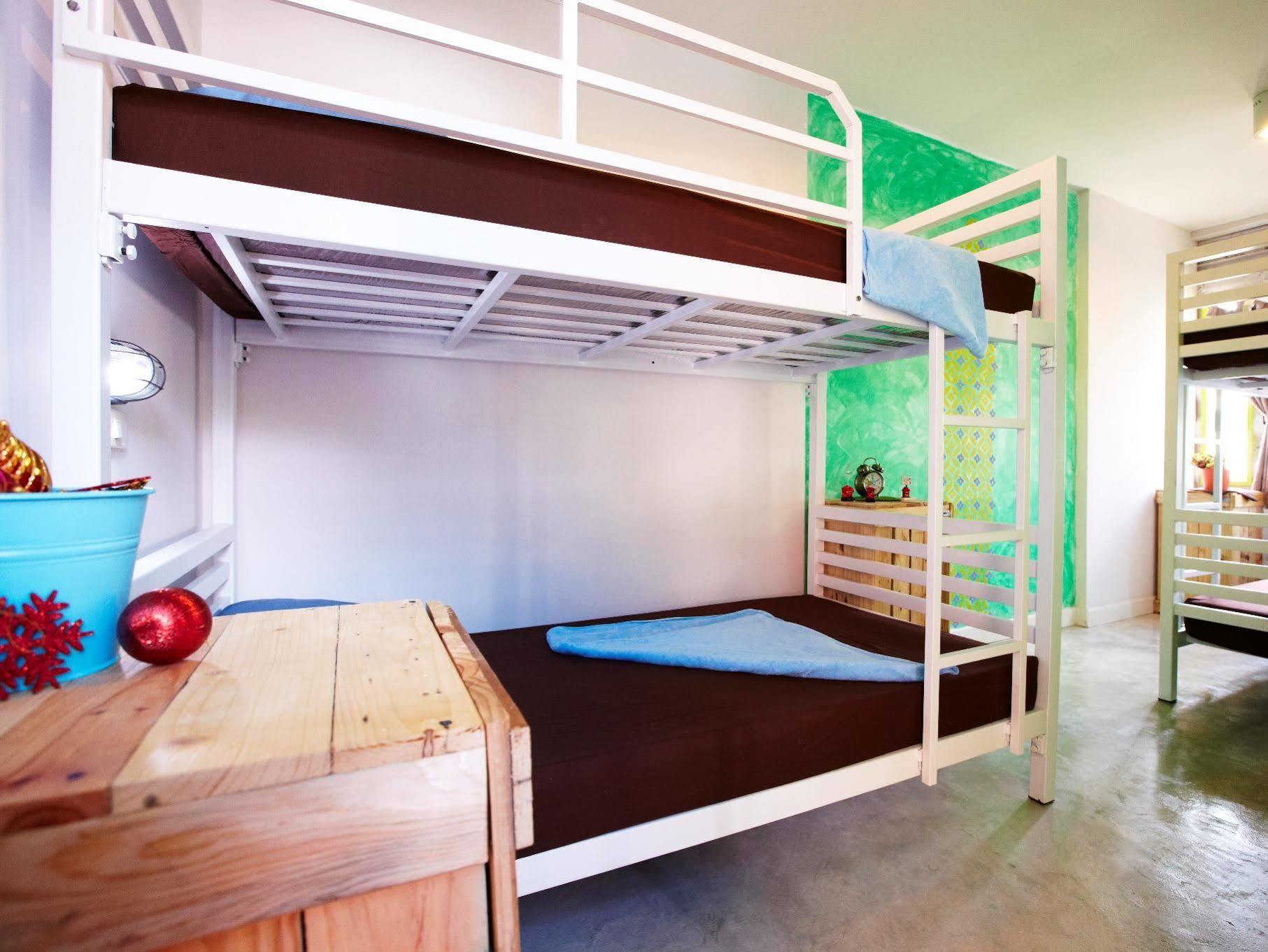 Wh Hostel Бангкок Экстерьер фото